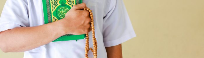 muslim-hand-holding-holy-quran-and-rosary-2023-11-27-05-19-19-utc